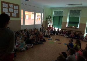 dzieci słuchają o historii Dnia Kropki