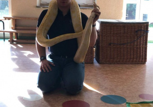 mężczyzna z wężem na szyi