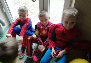 chłopcy w strojach Spidermana