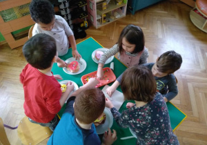 dzieci robią papierowe pączki