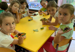 dzieci prezentują ślimaki