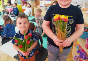 chłopcy z kwiatami
