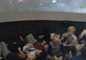 dzieci w planetarium