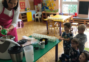 dzieci oglądają jak zrobić lemoniadę