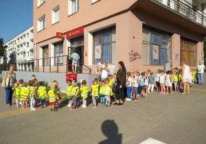dzieci pod budynkiem poczty