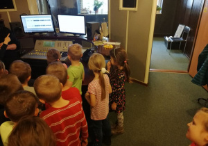 dzieci zwiedzają studio