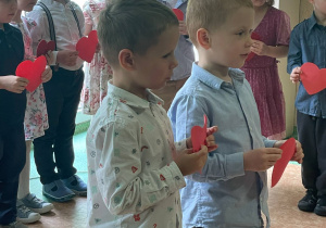 Zajączki recytują wiersze dla Mamy i Taty