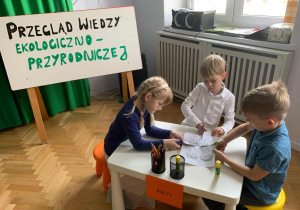 dzieci wykonują zadania