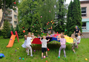 zabawy z chustą animacyjną
