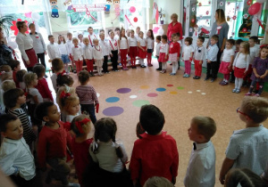 dzieci śpiewają hymn