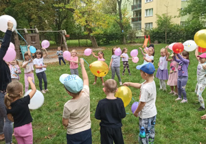 tańce w ogrodzie