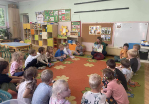 Mama Piotrusia czyta dzieciom bajkę