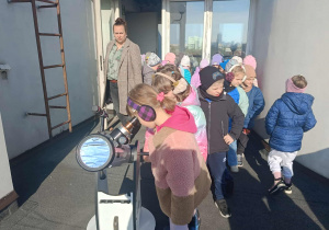 spoglądanie w lunete