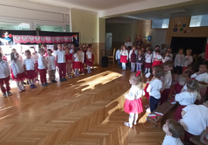 wspólne śpiewanie hymnu