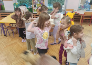 zabawy ruchowe i tańce z misiami
