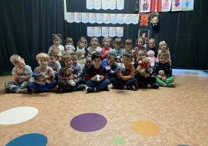 dzieci ze swoimi pluszowymi misiami