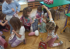 otwieranie prezentów