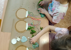 Papużki wykonują prezenty