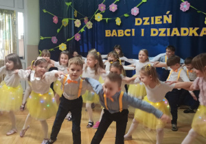 tańce dla Babci i Dziadka dzieci z Papużek