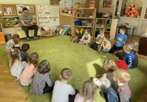 Tata Kacpra czyta książkę dzieciom