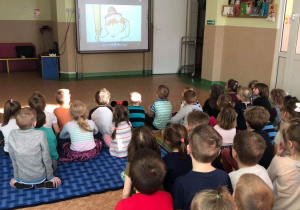 dzieci oglądają prezentację